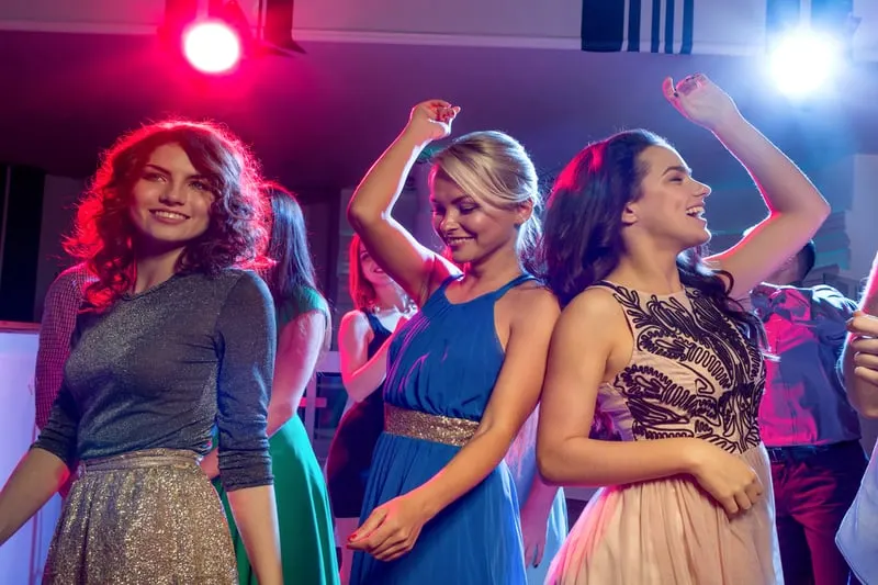 lächelnde Mädchen tanzen in einem Disco-Club