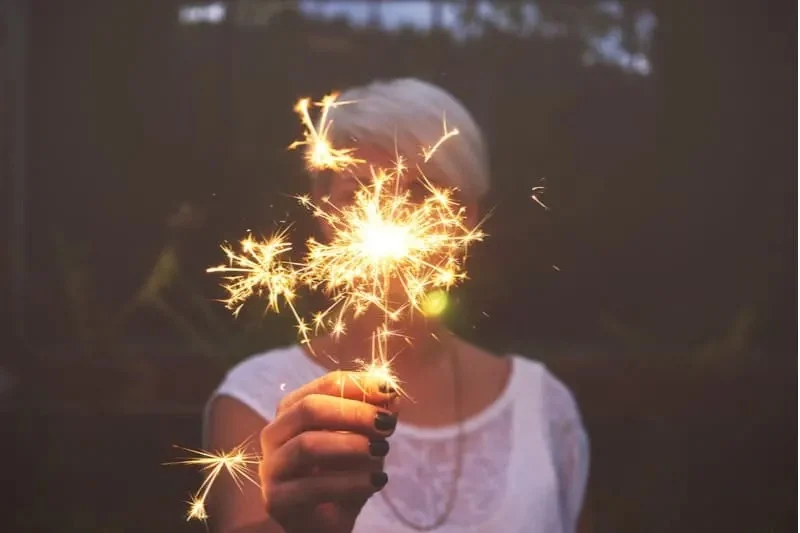 Frau mit Feuerfunken