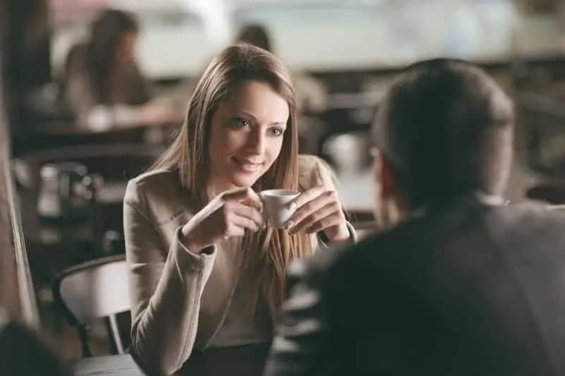Ein Mann und ein Mädchen trinken Kaffee und sitzen in einem Restaurant
