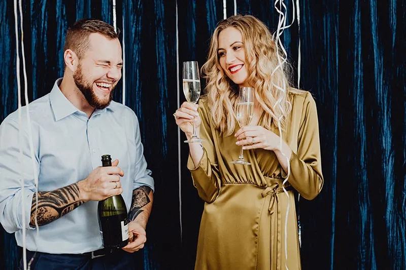 Ein Mann und eine Frau haben Spaß beim Champagner trinken