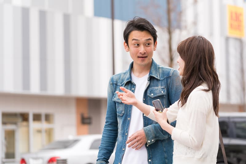 Ein Mann und eine Frau unterhalten sich tagsüber auf der Straße