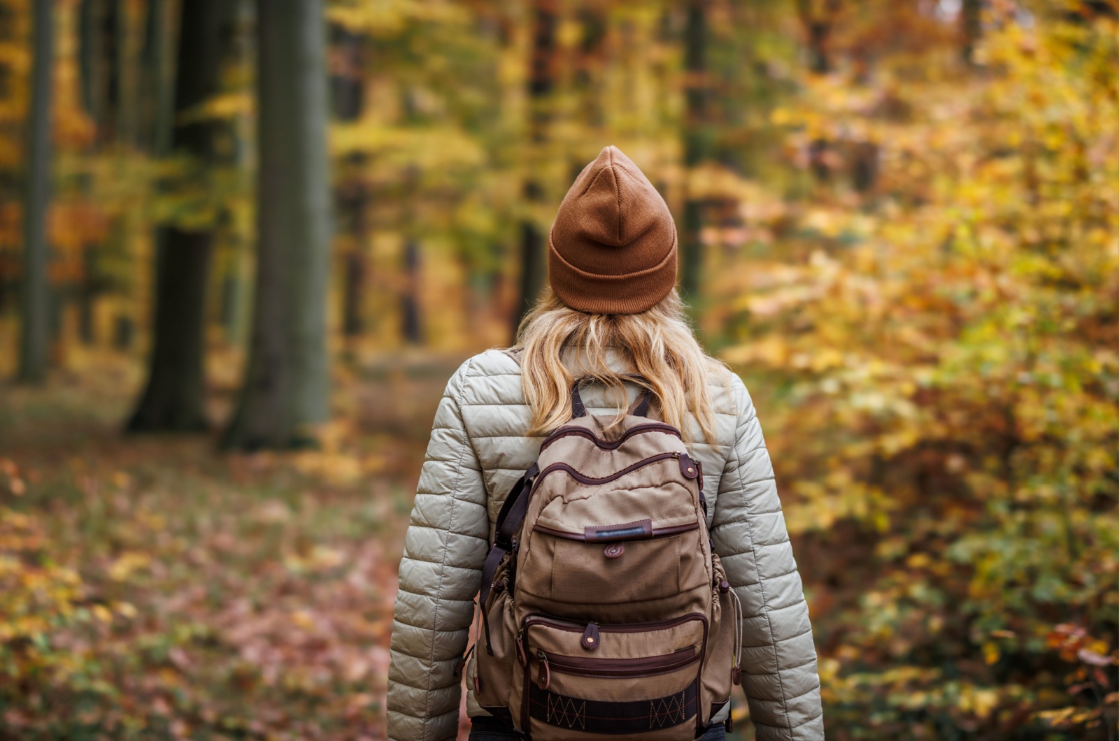 Frau geht im Wald spazieren