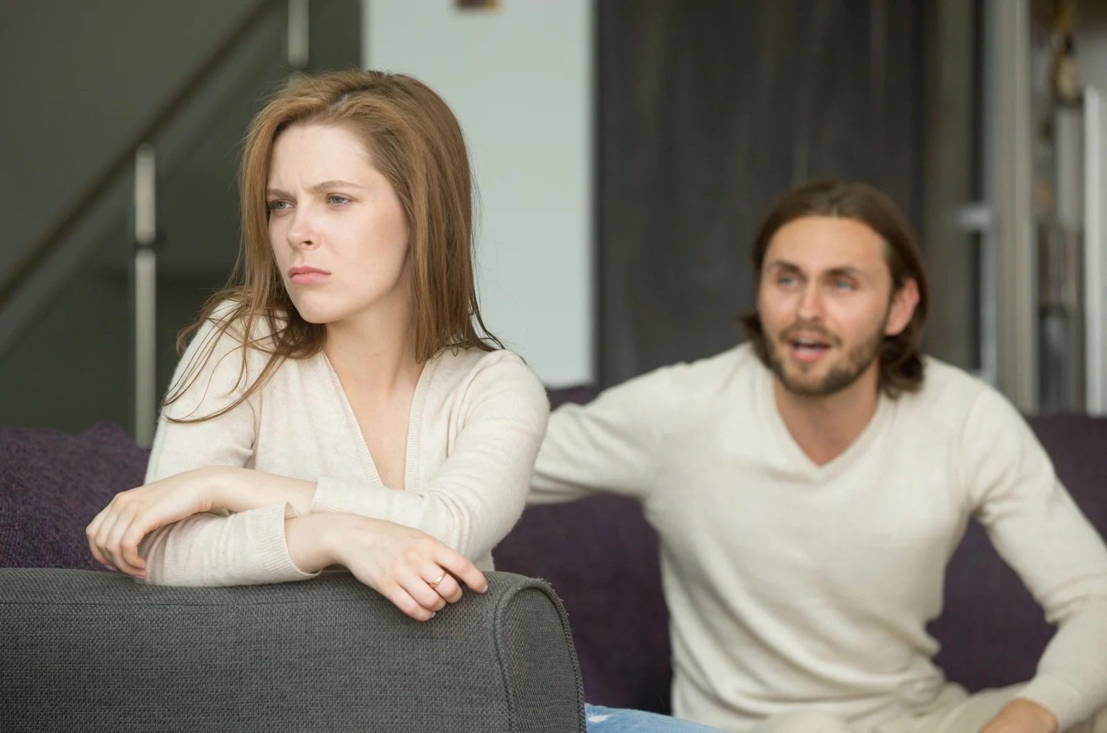 Frau ignoriert einen Mann auf der Couch