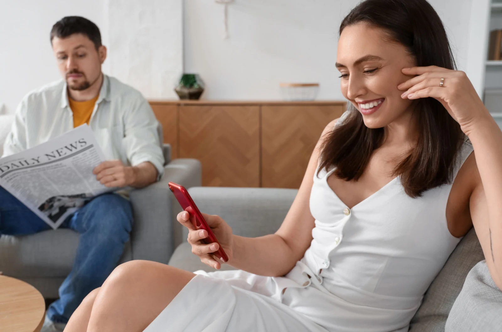 Frau schreibt SMS auf dem Handy