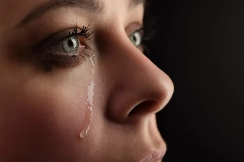 ein Mädchen mit Tränen in den Augen
