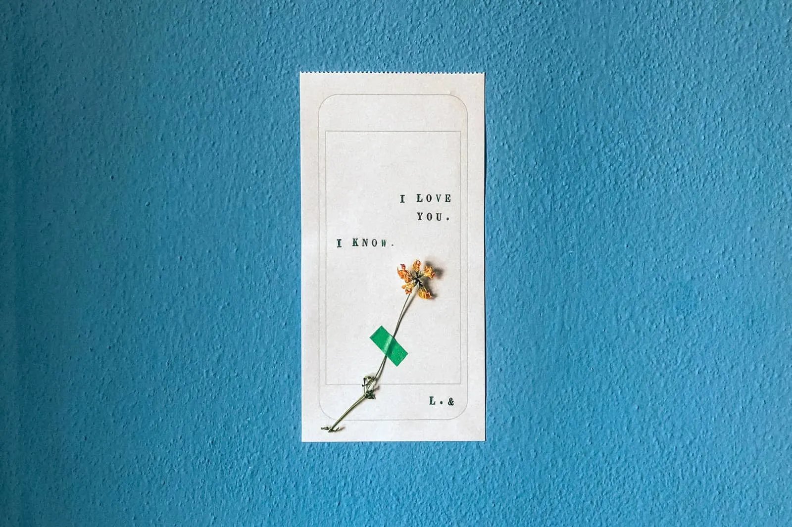 Liebesbotschaft auf Druckpapier mit einer Blume darauf