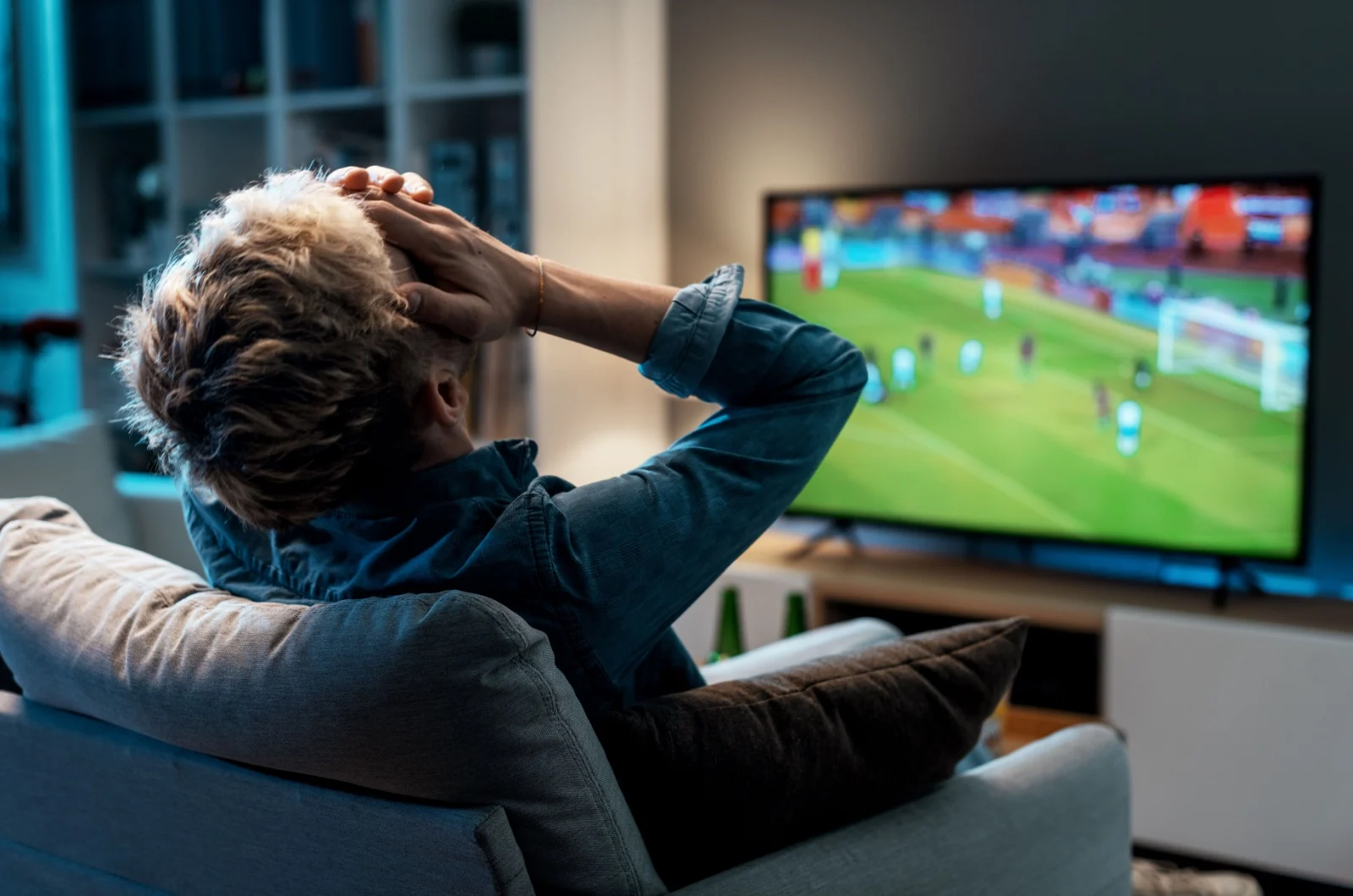 Mann vor dem Fernseher