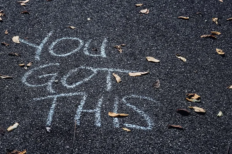 Motivationstext auf der Straße mit Kreide geschrieben