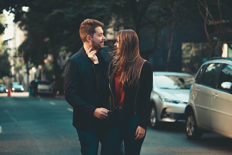 Paar, das sich beim Gehen auf der Straße ansieht