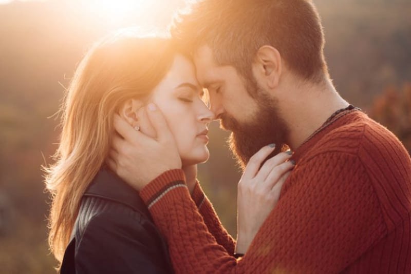 So bringst du einen Mann dazu, sich in dich zu verlieben: 15 Expertentipps