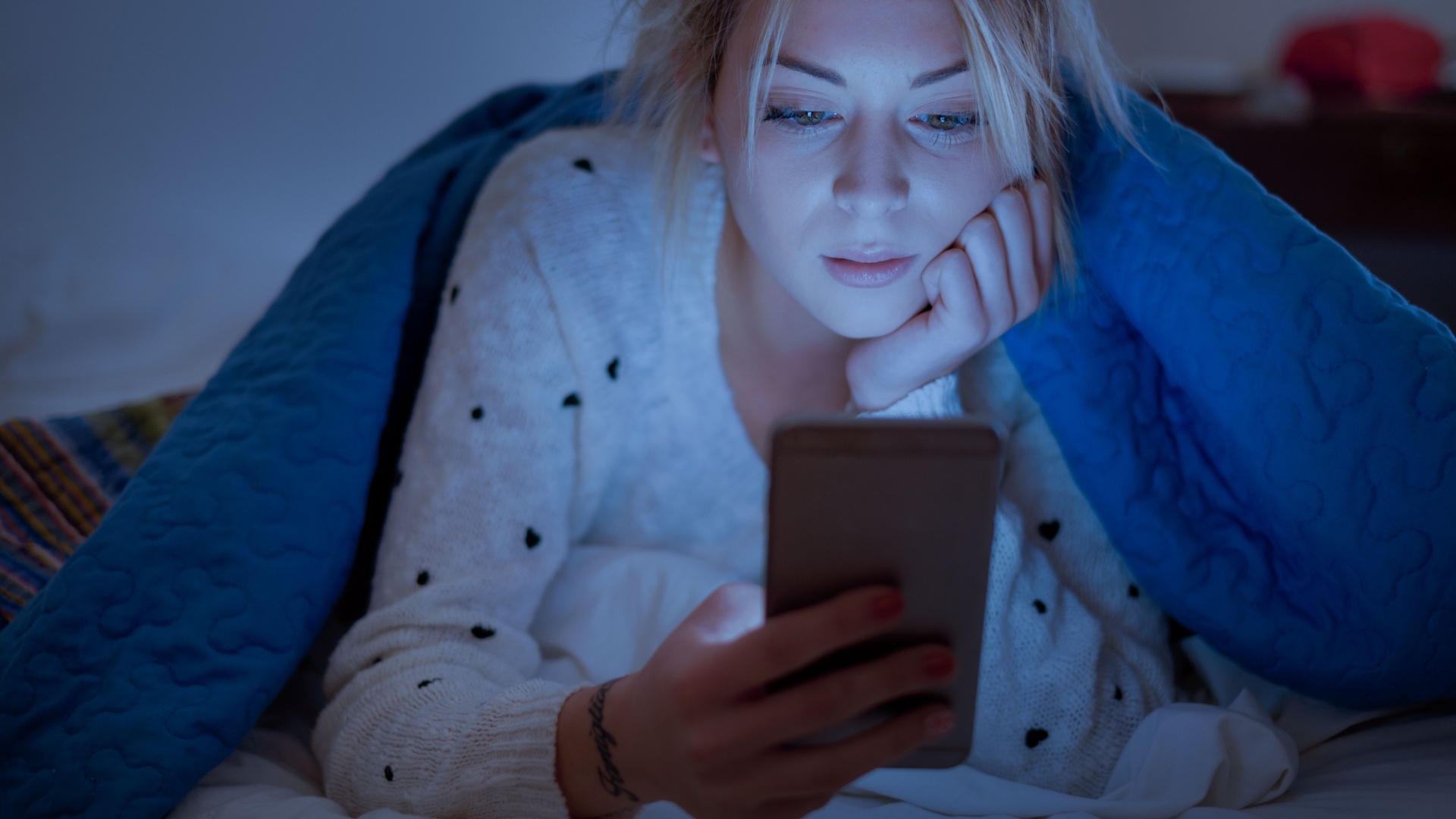 traurige Frau mit einem Telefon