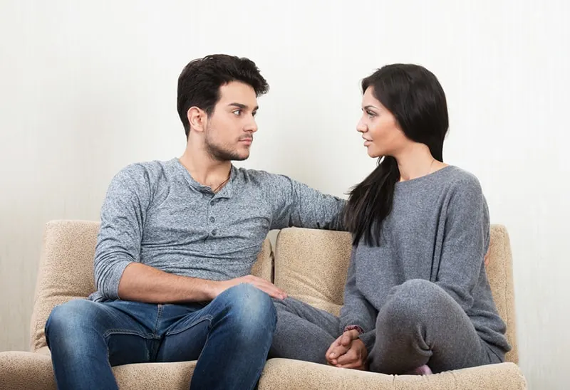 Ein Mann und eine Frau stehen sich auf der Couch gegenüber