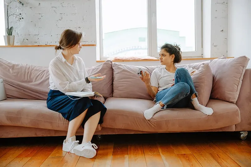 Ein Therapeut spricht mit einem Klienten, während er auf der Couch sitzt