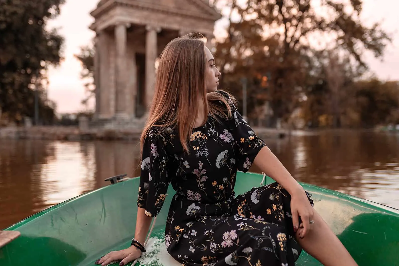 eine Frau, die auf einem Boot sitzt und zur Seite schaut