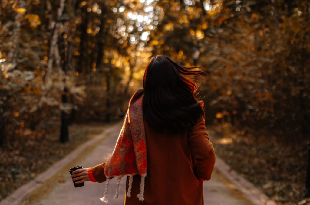 frau spaziert im wald