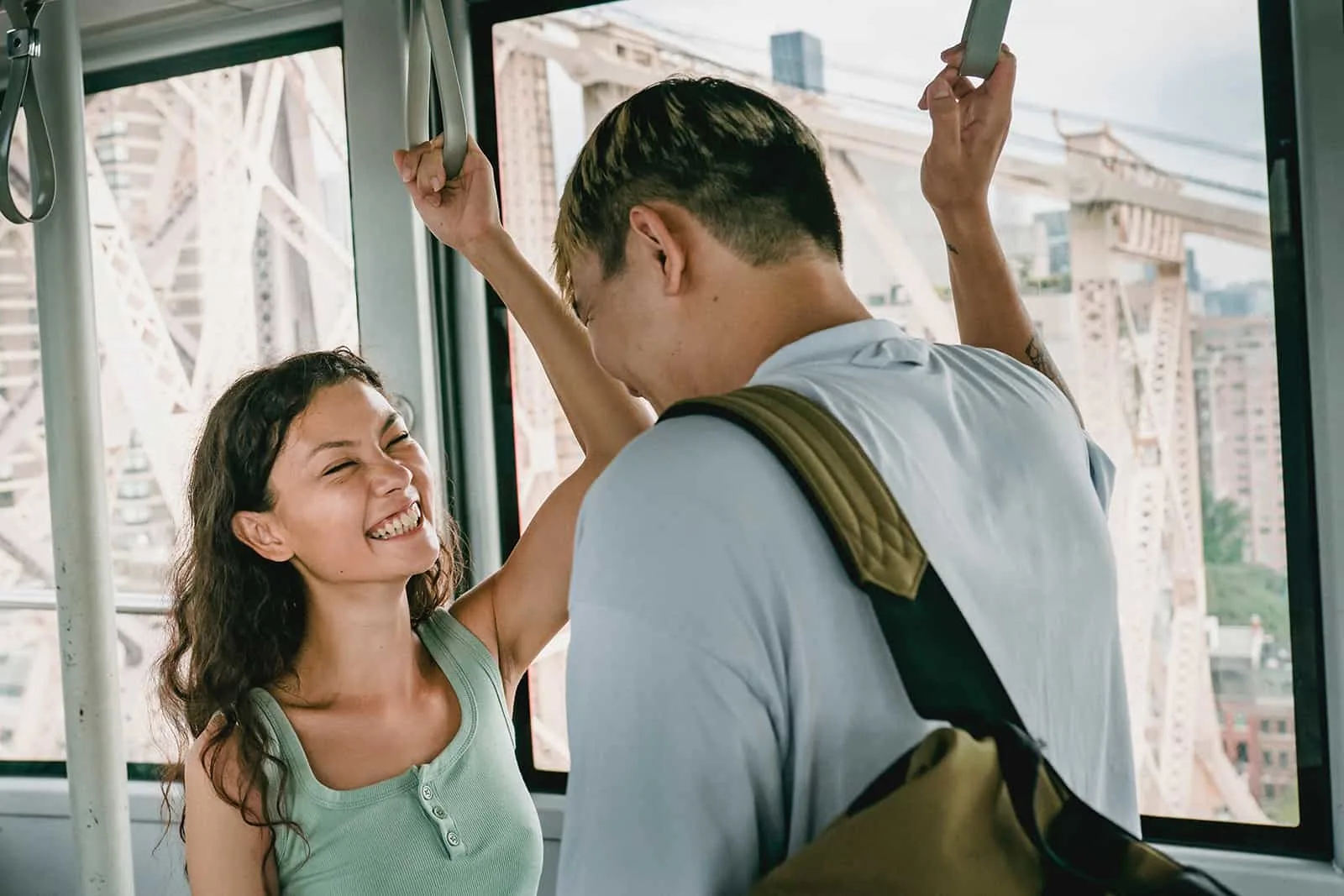 fröhliches Paar, das Seilbahn fährt und lacht