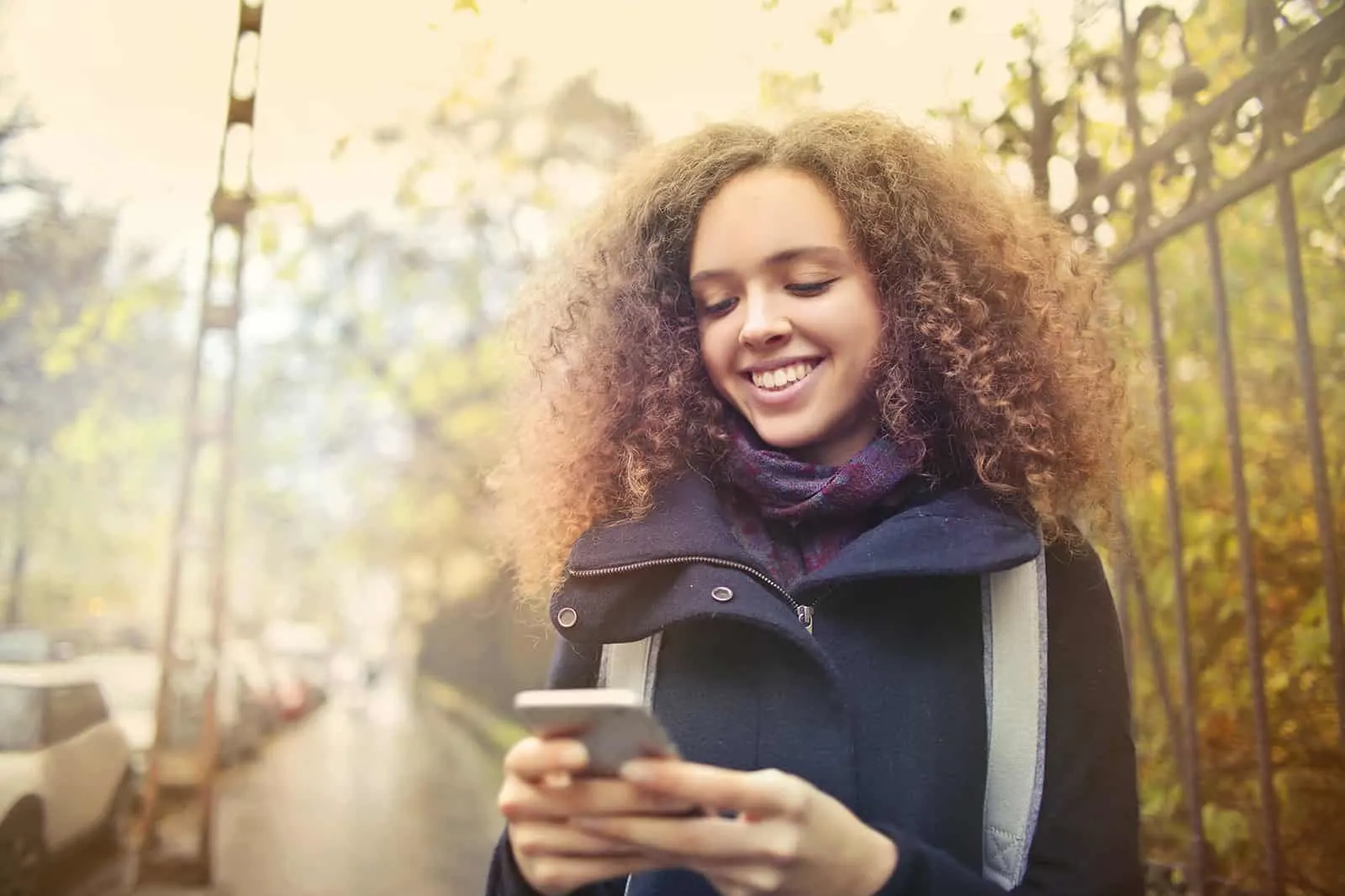 lächelnde Frau mit einem Smartphone