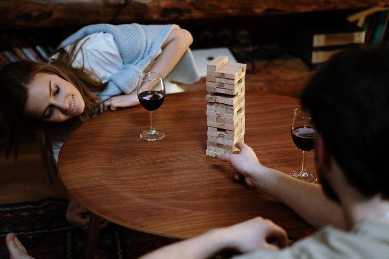 ein Paar spielt Jenga-Spiel
