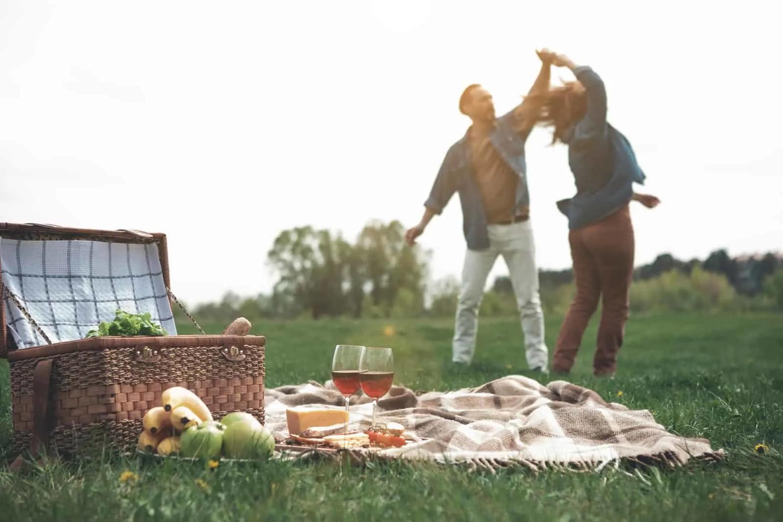 Bei einem Picknick in der Natur tanzt ein liebevolles Paar