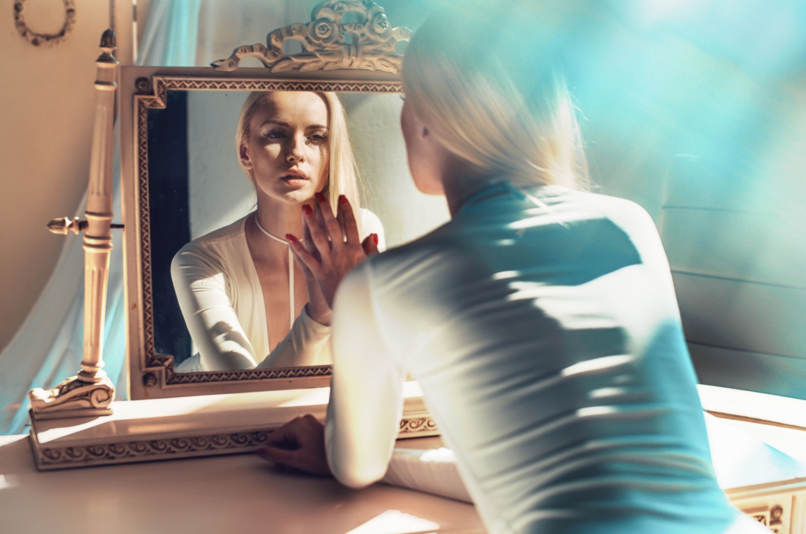 Blonde Frau und Spiegel