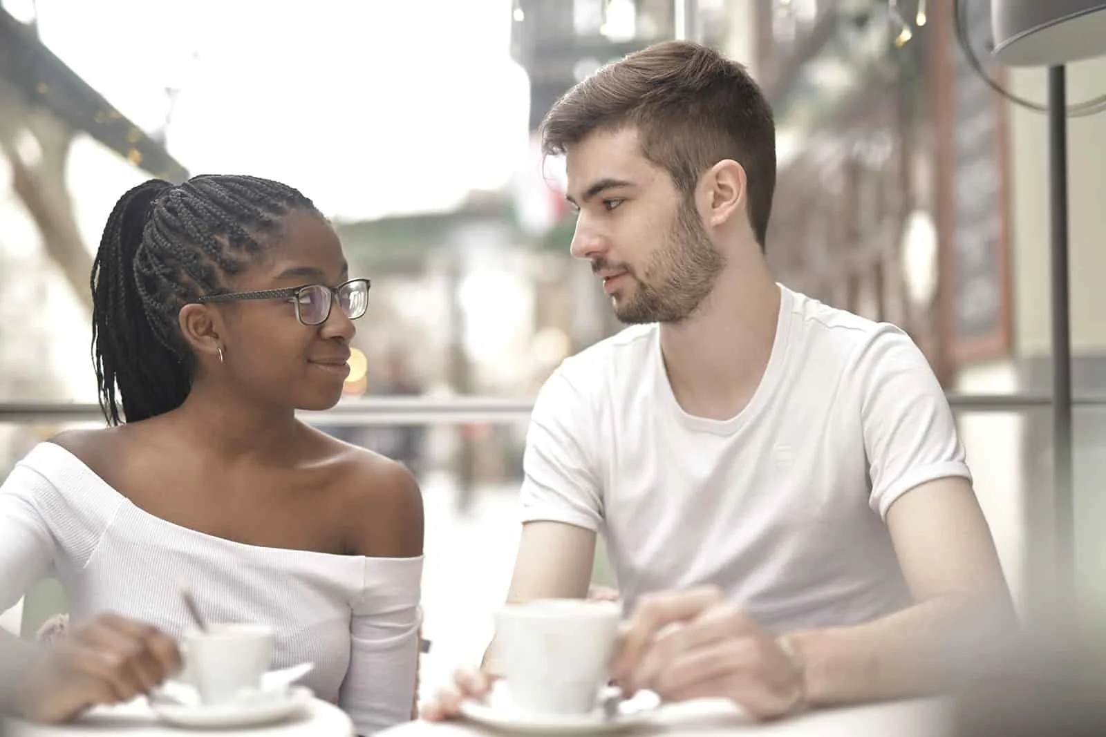 Ein Mann und eine Frau sitzen im Café und reden