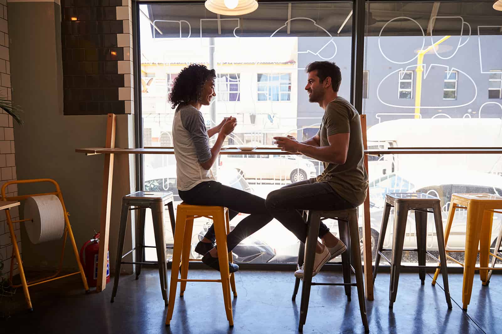 Ein Mann und eine Frau sitzen bei einem Date im Café