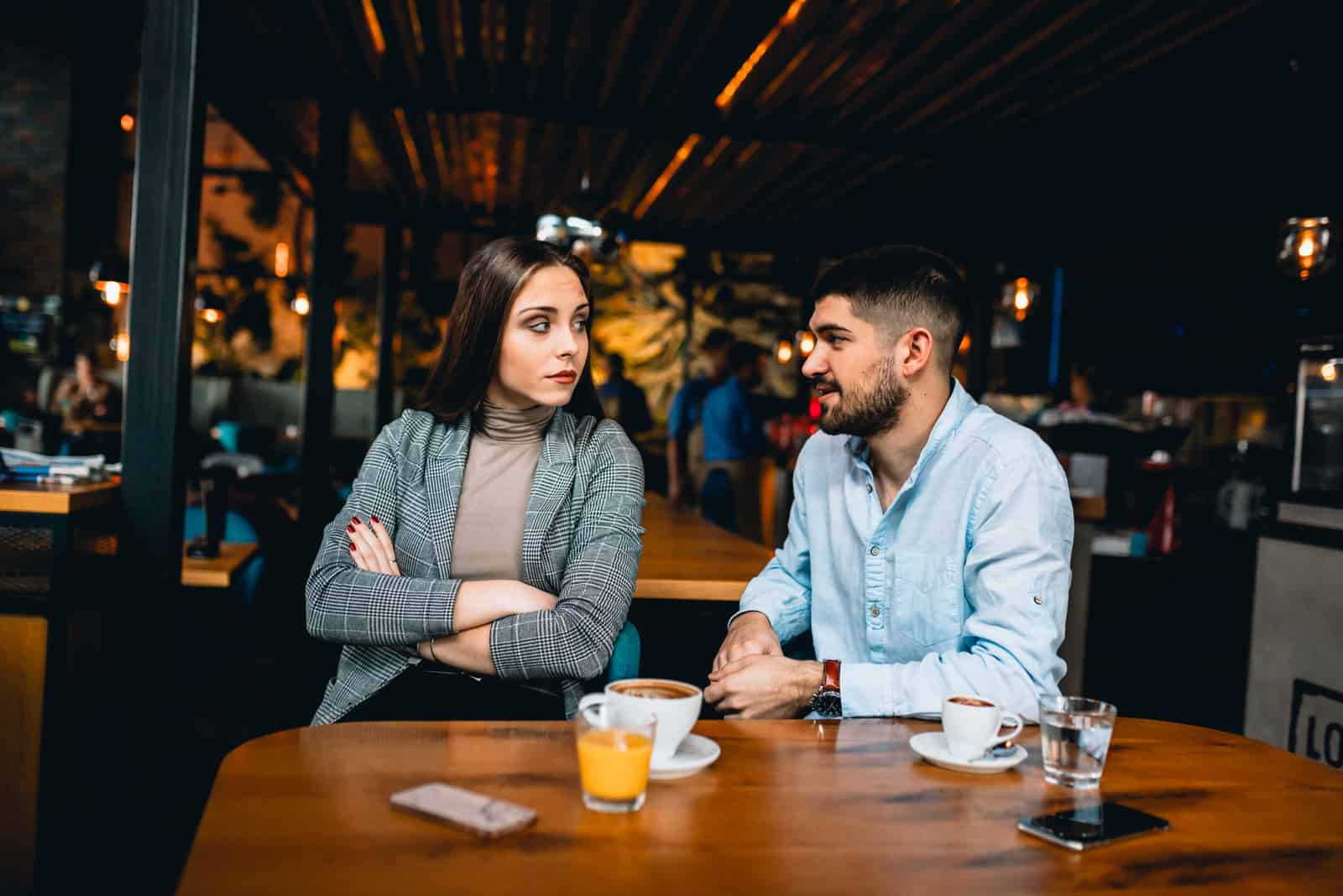 Ein Paar streitet in einem Café