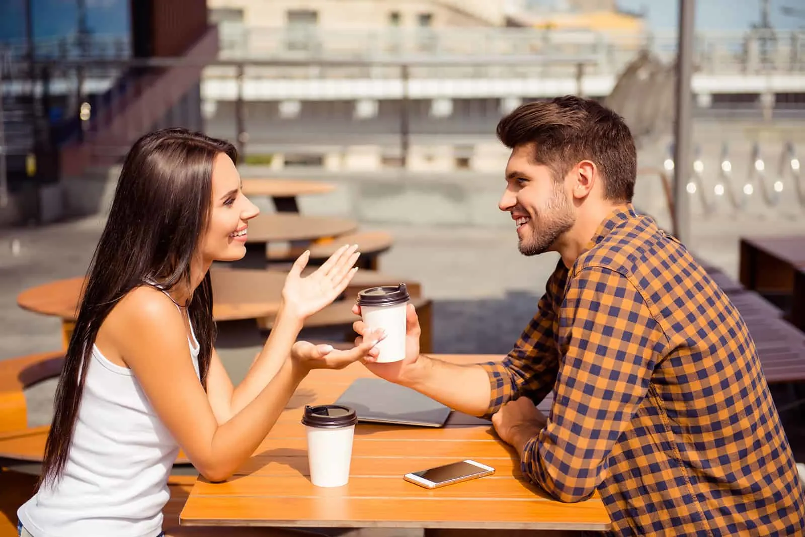 Ein fröhliches Paar unterhält sich im Café über ein Date