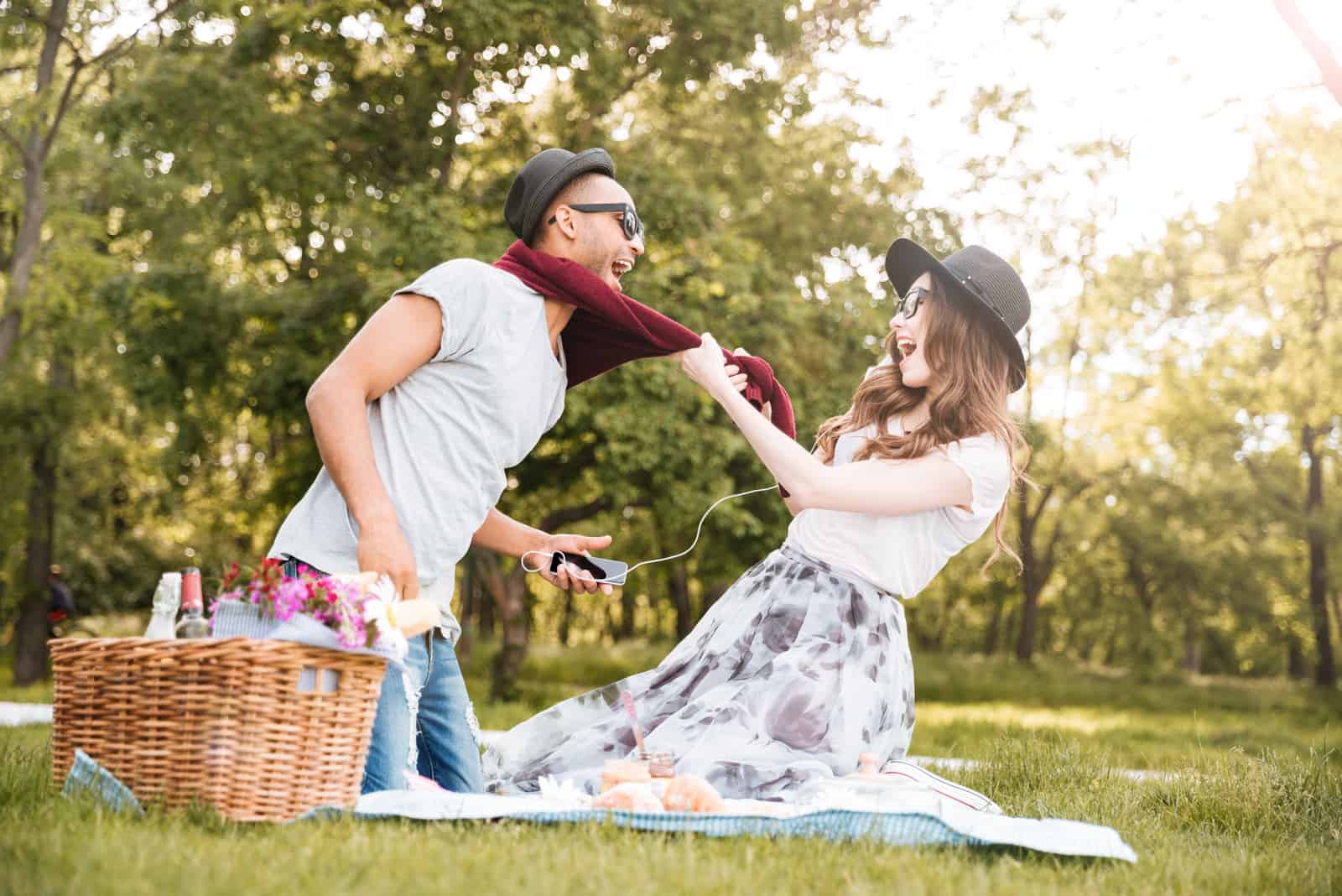 Ein liebendes Paar hat Spaß bei einem Picknick