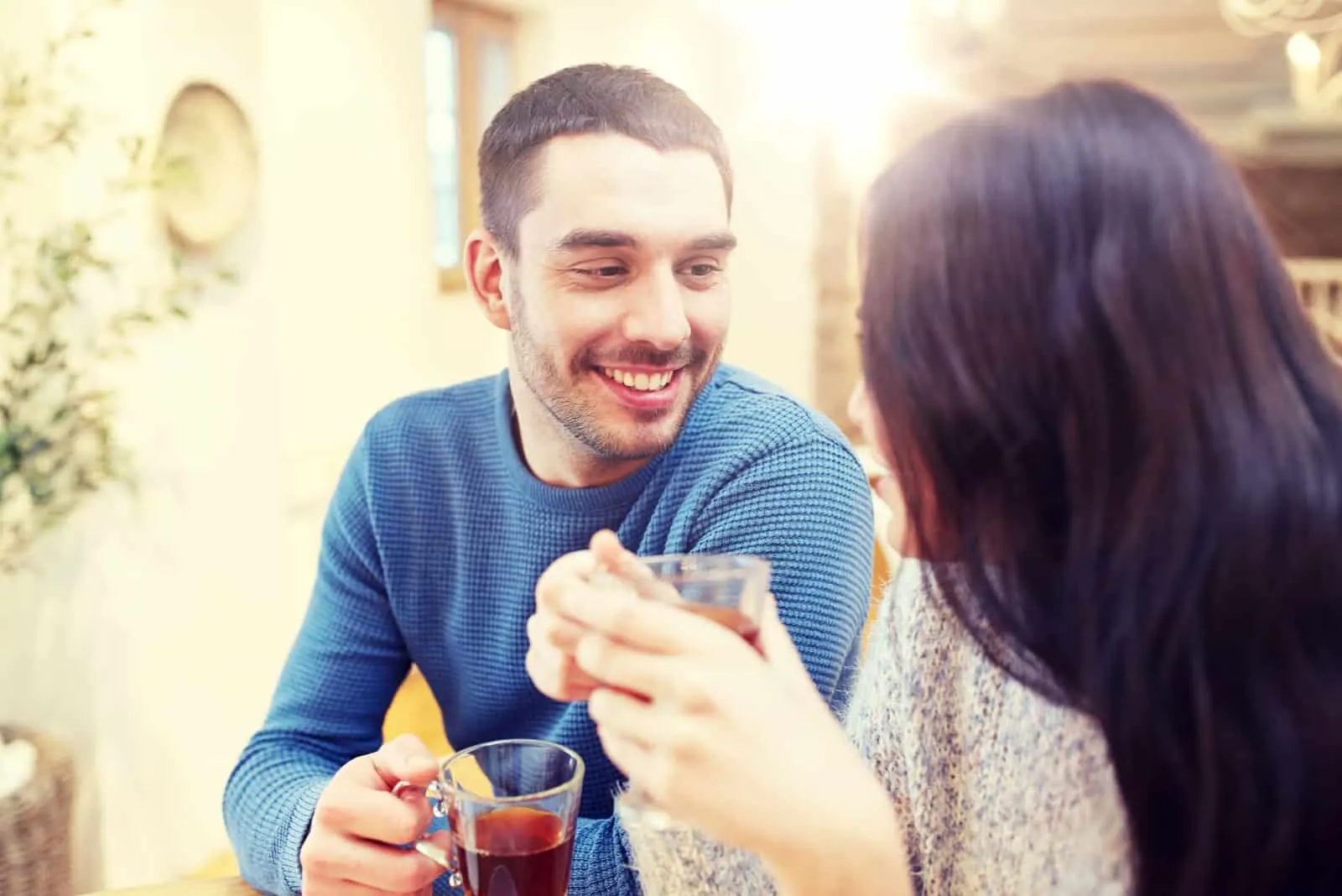 Ein liebevolles Paar bei einem Date in einem Café, das Tee trinkt und redet