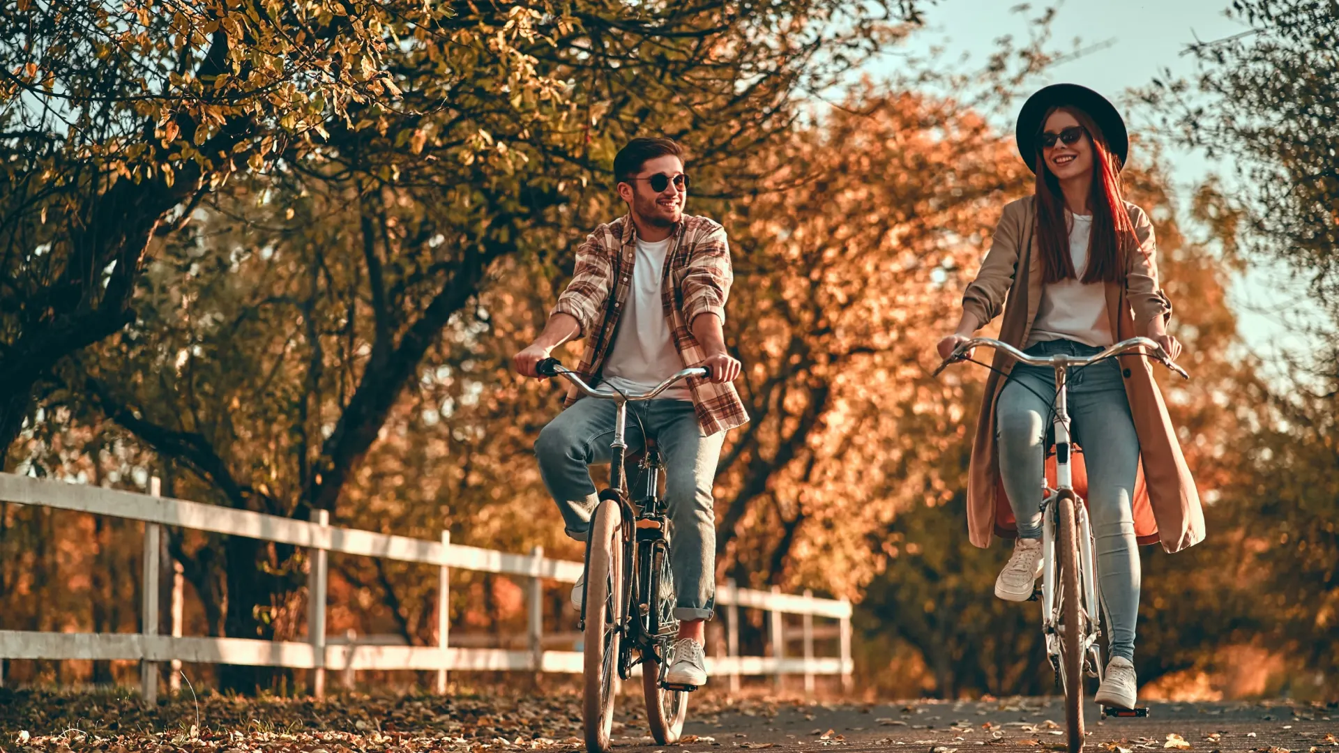 Paar faehrt Fahrrad