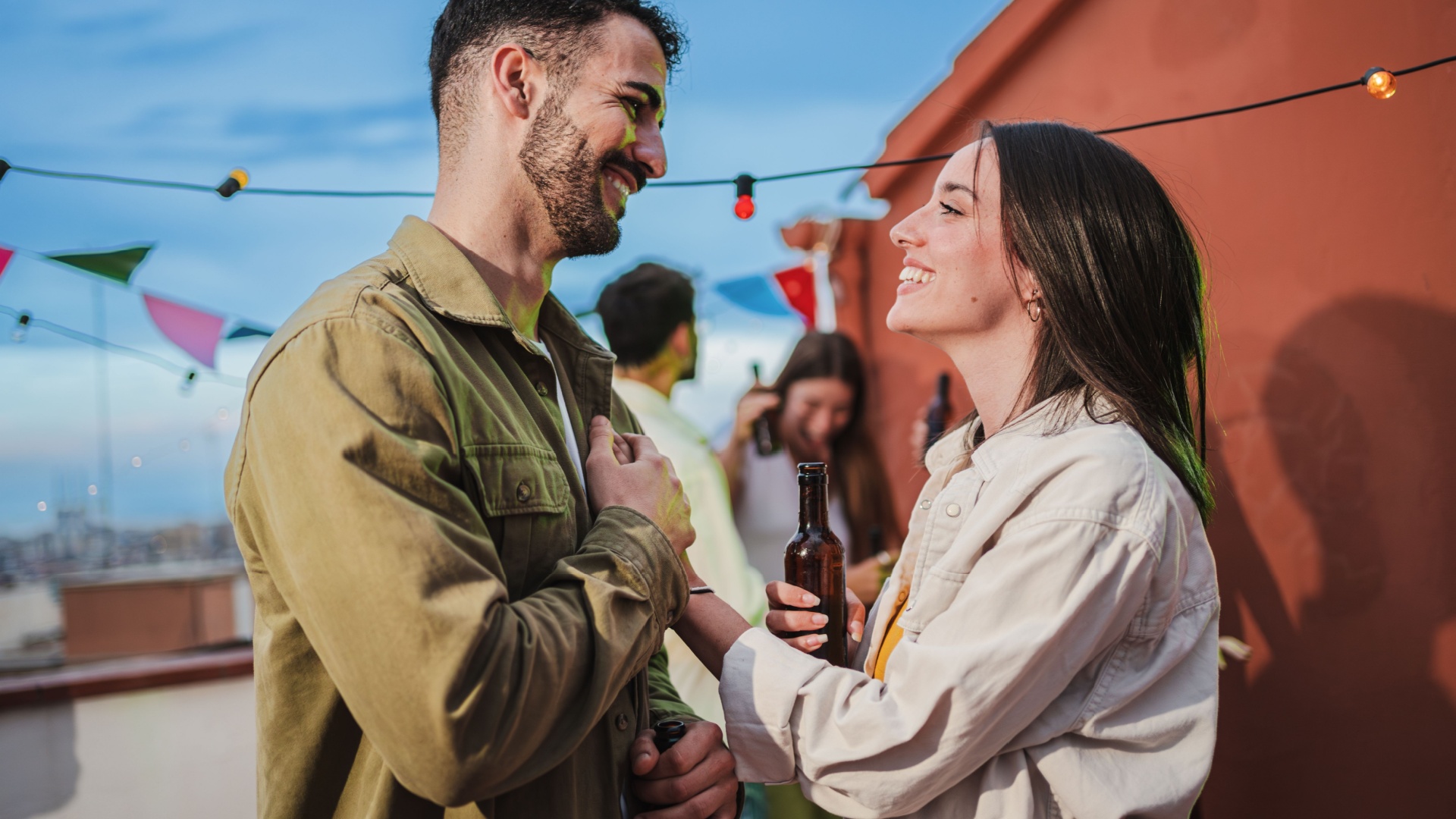 Mann und Frau flirten