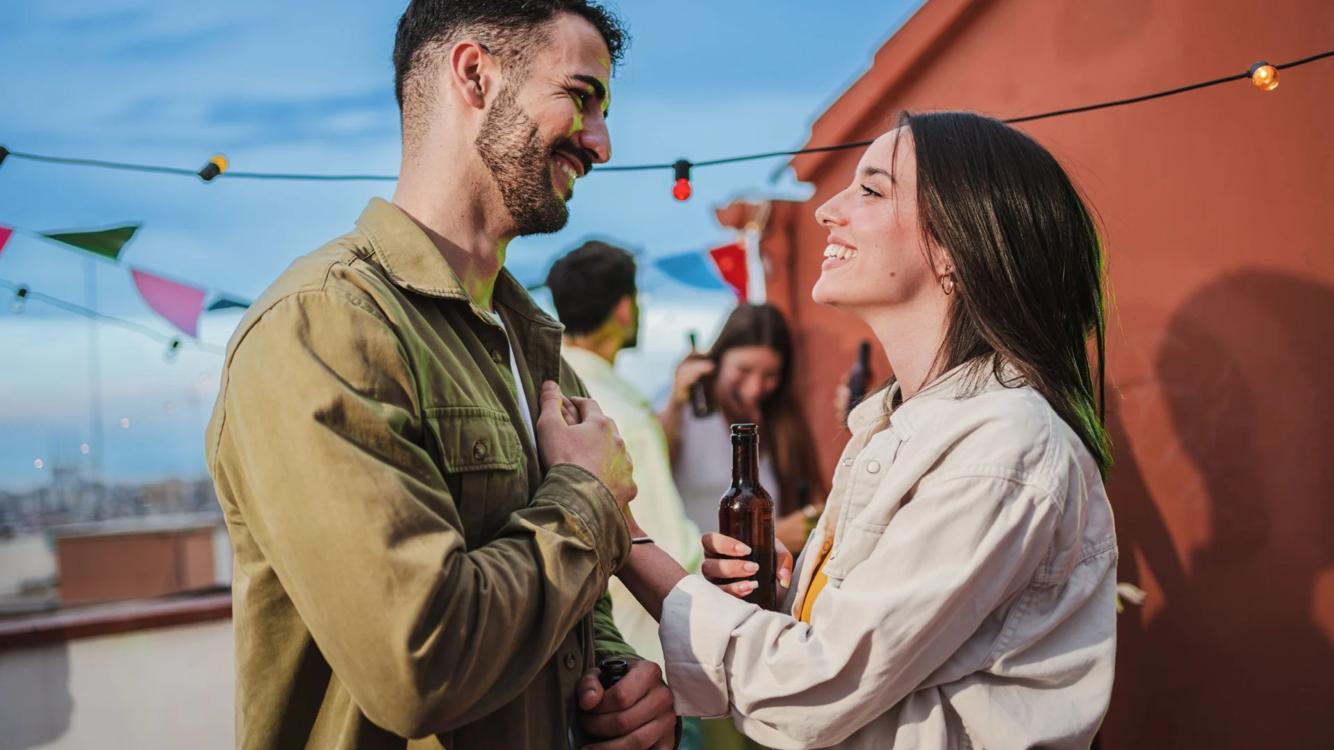 Mann und Frau flirten