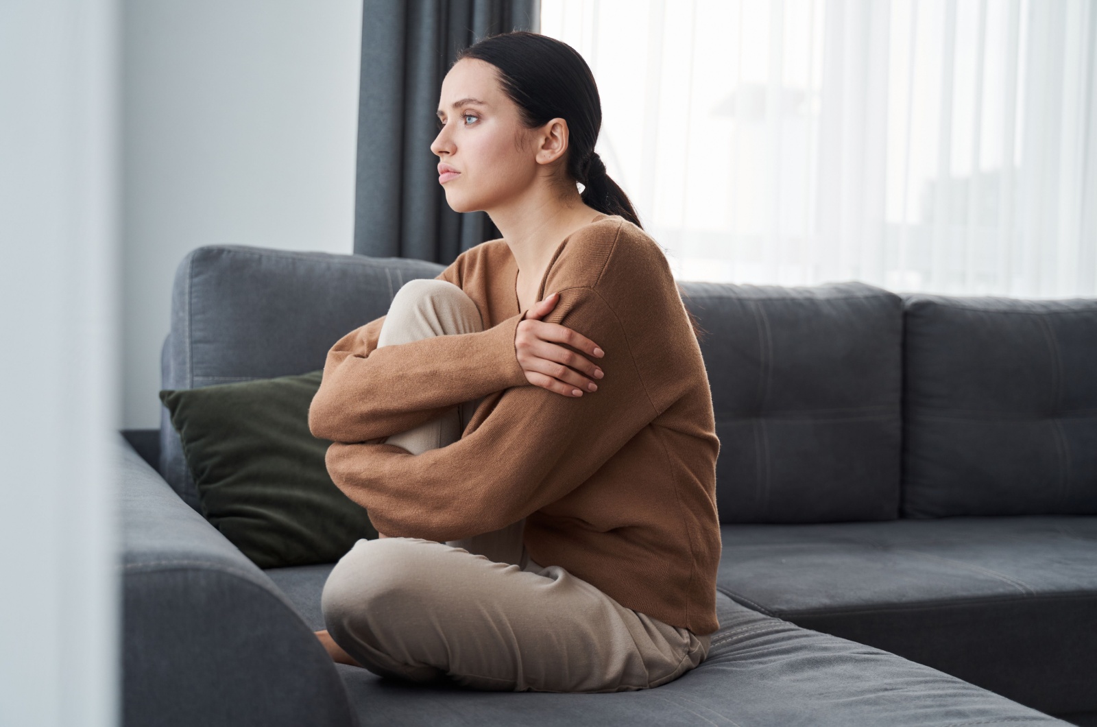Frau denkt auf der Couch