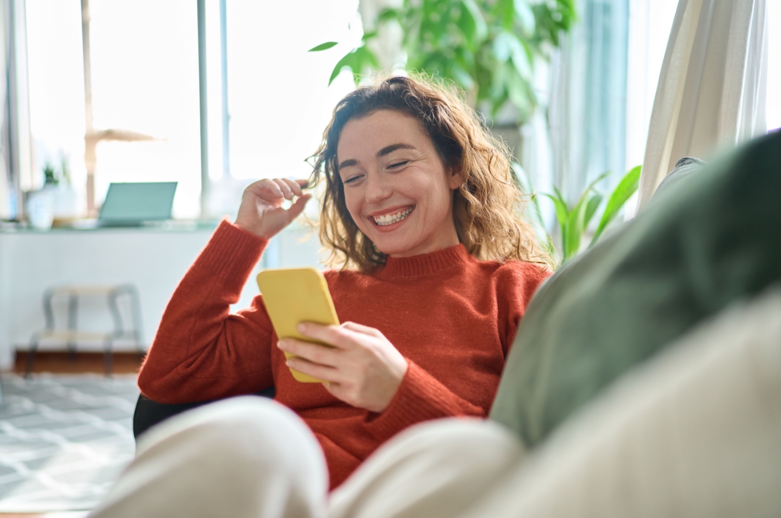 Frau schreibt SMS auf dem Handy
