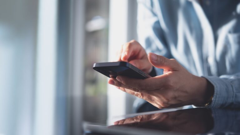 Frau haelt ein Telefon