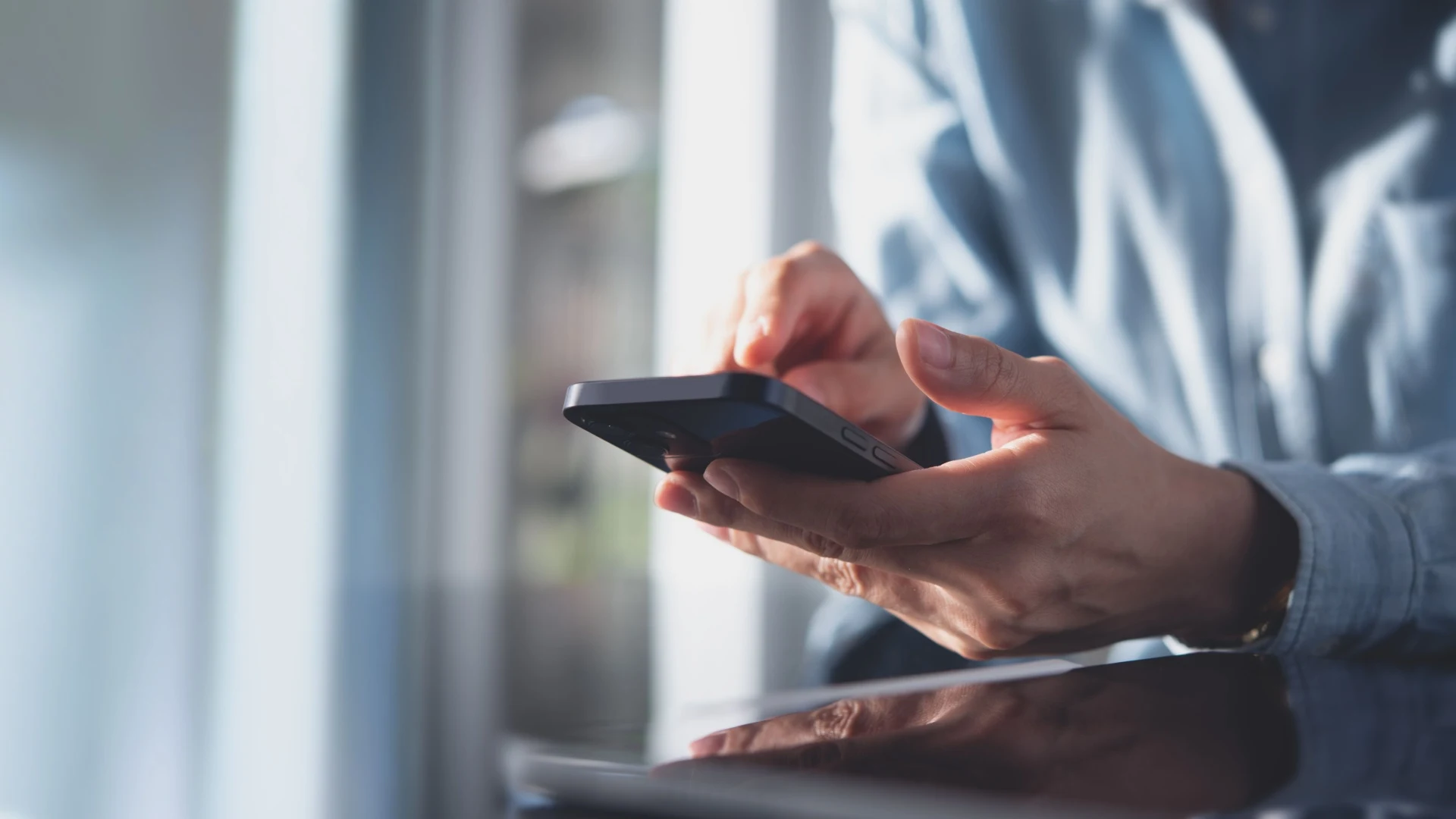 Frau haelt ein Telefon