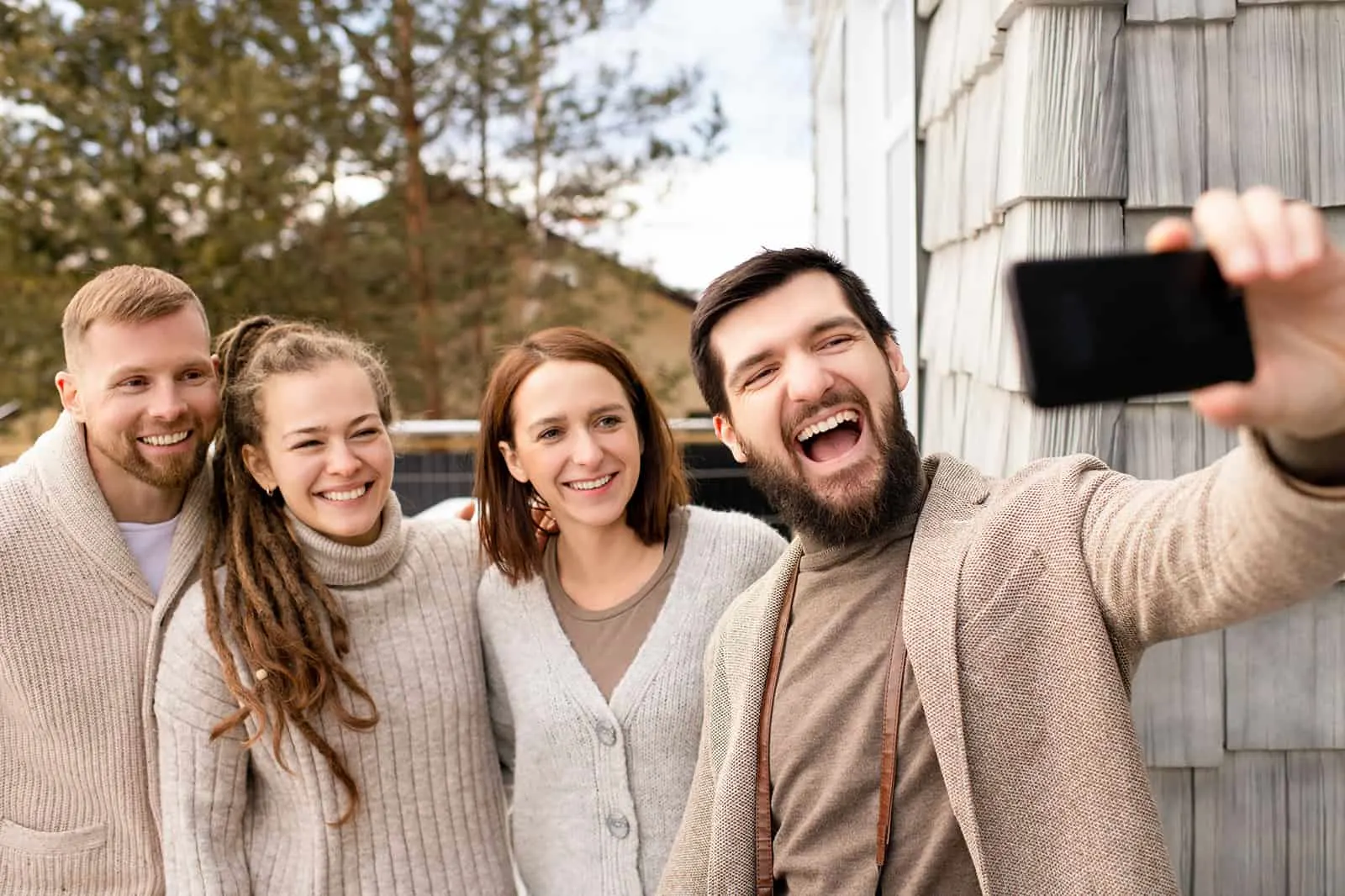 Gruppe von Freunden, die ein Selfie machen, während sie auf der Terrasse stehen