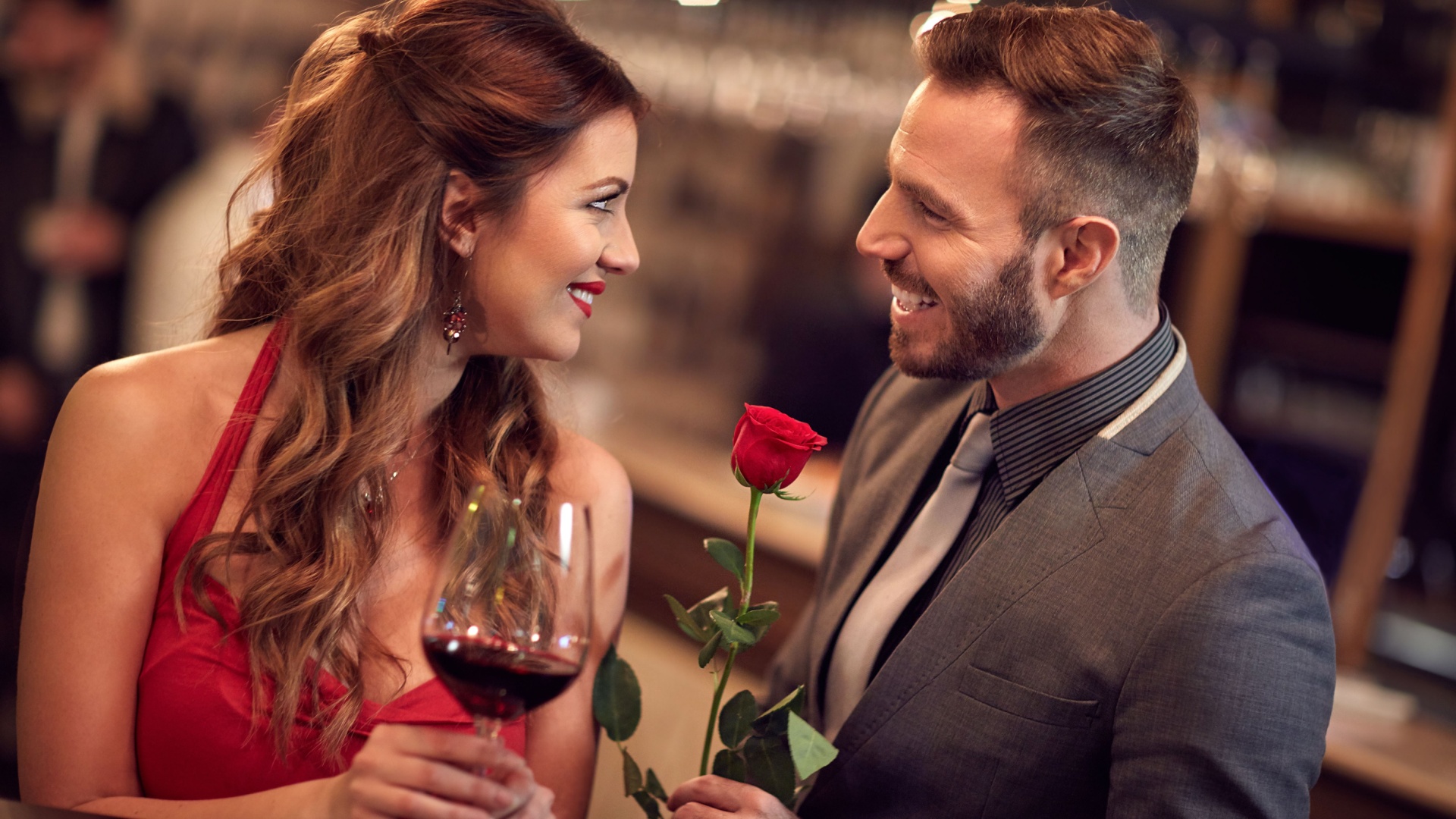 Mann flirtet mit Frau