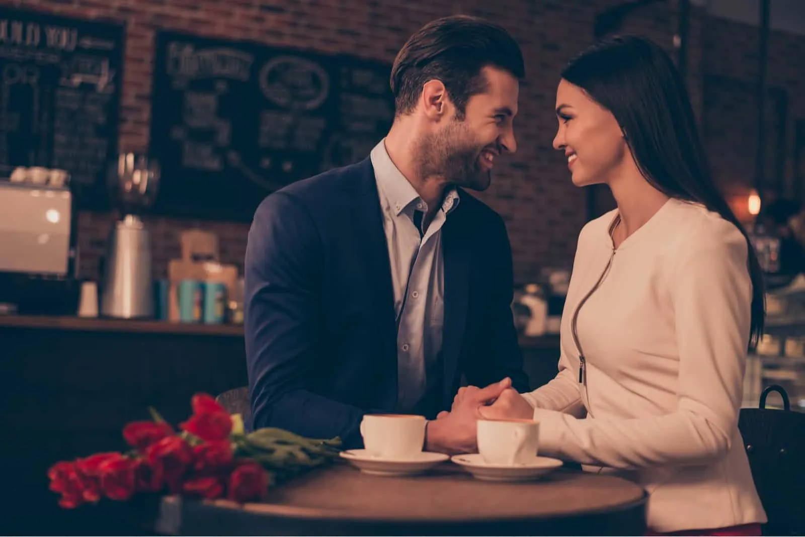 In einem Café trinkt ein glückliches romantisches Paar verliebt Kaffee