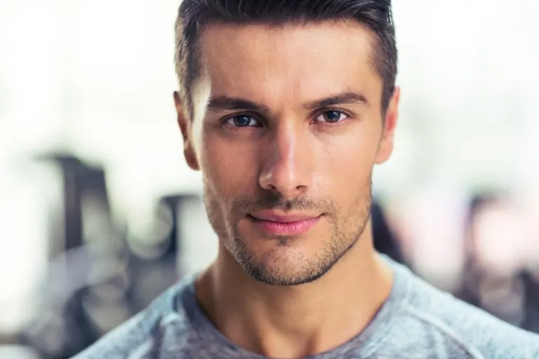ein gutaussehender Mann im Fitnessstudio