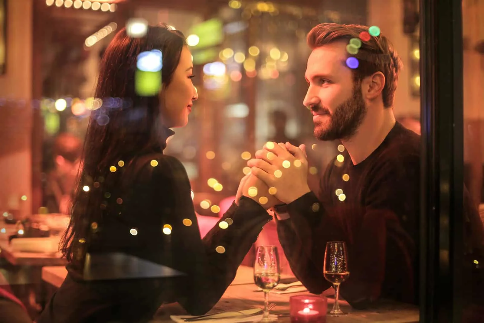 Liebespaar Händchen haltend in einem romantischen Restaurant