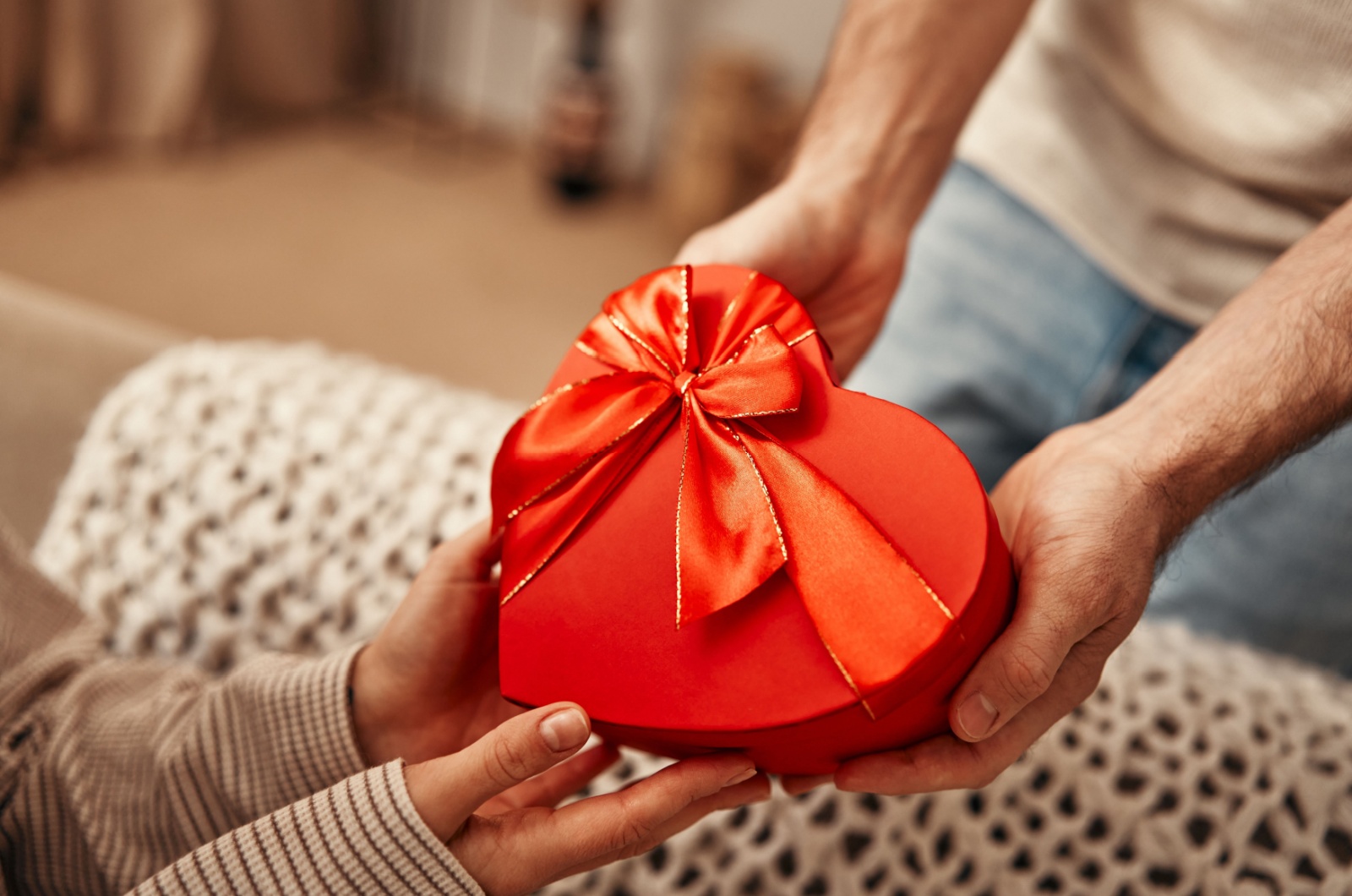 Mann gibt einer Frau ein Geschenk