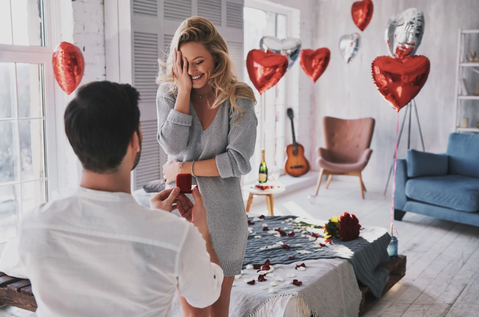 Mann macht Frau im Studio einen Heiratsantrag