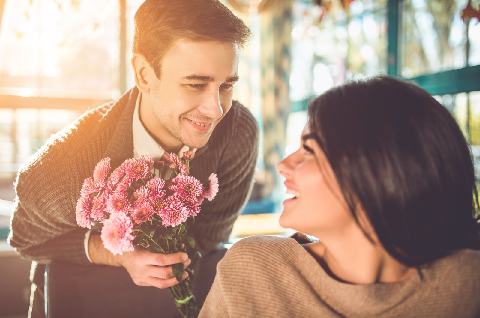 Mann schenckt Frau Blumen
