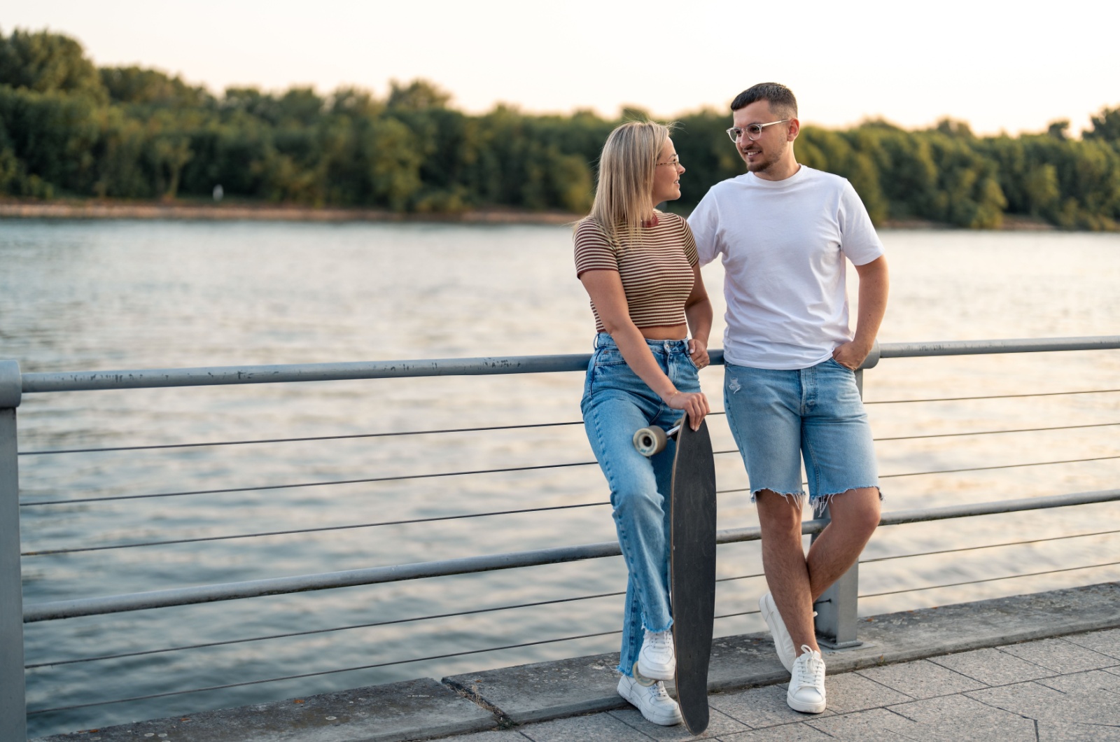 Mann und Frau flirten in der Naehe des Flusses