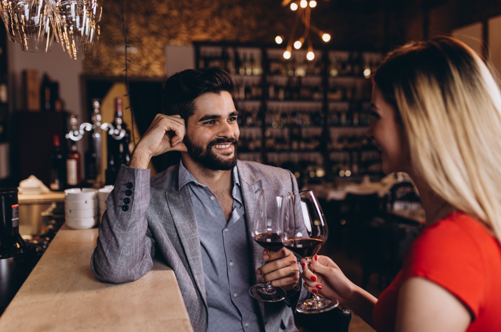 Mann und Frau in der Bar