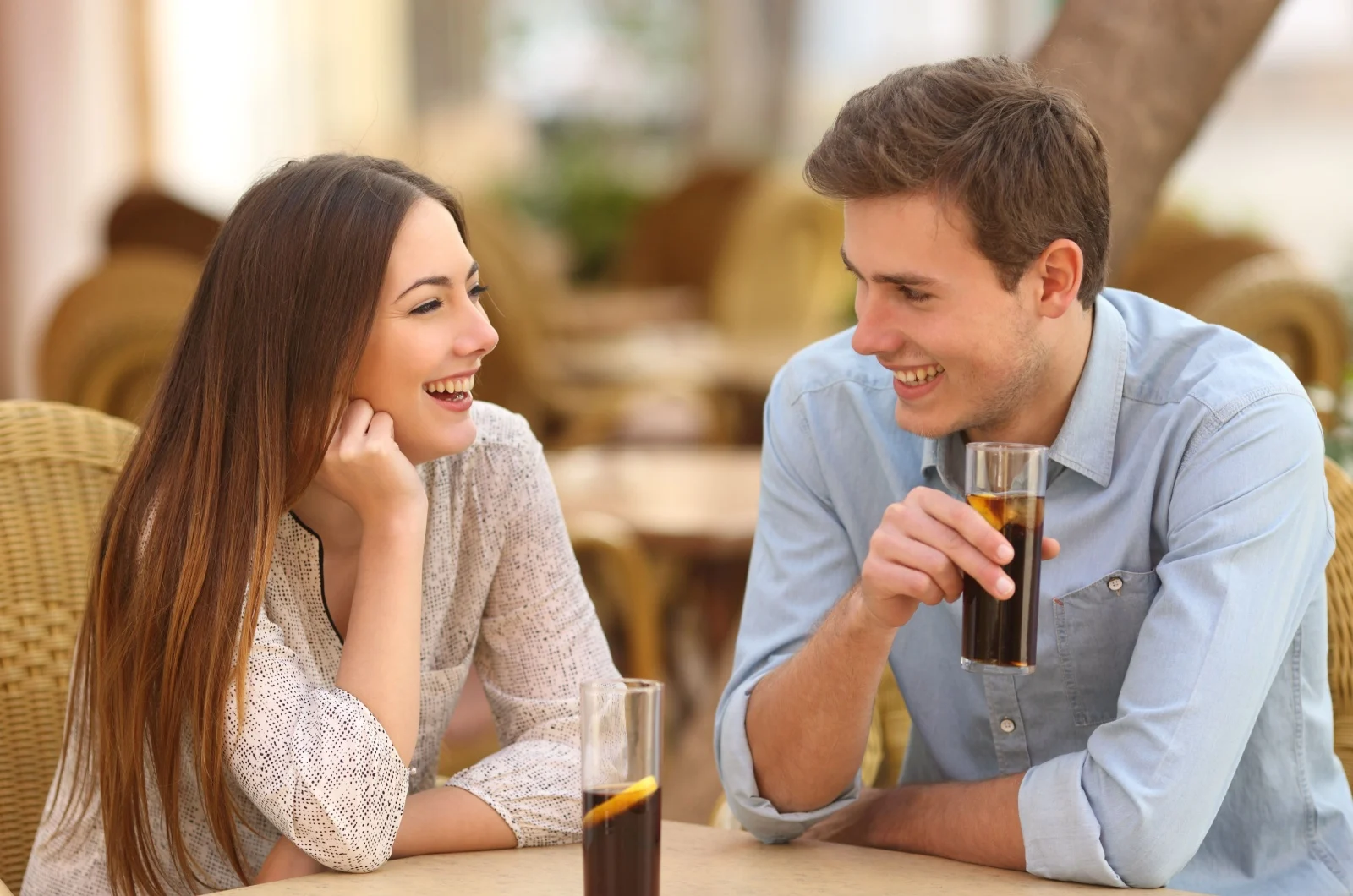 Mann und Frau in der Bar