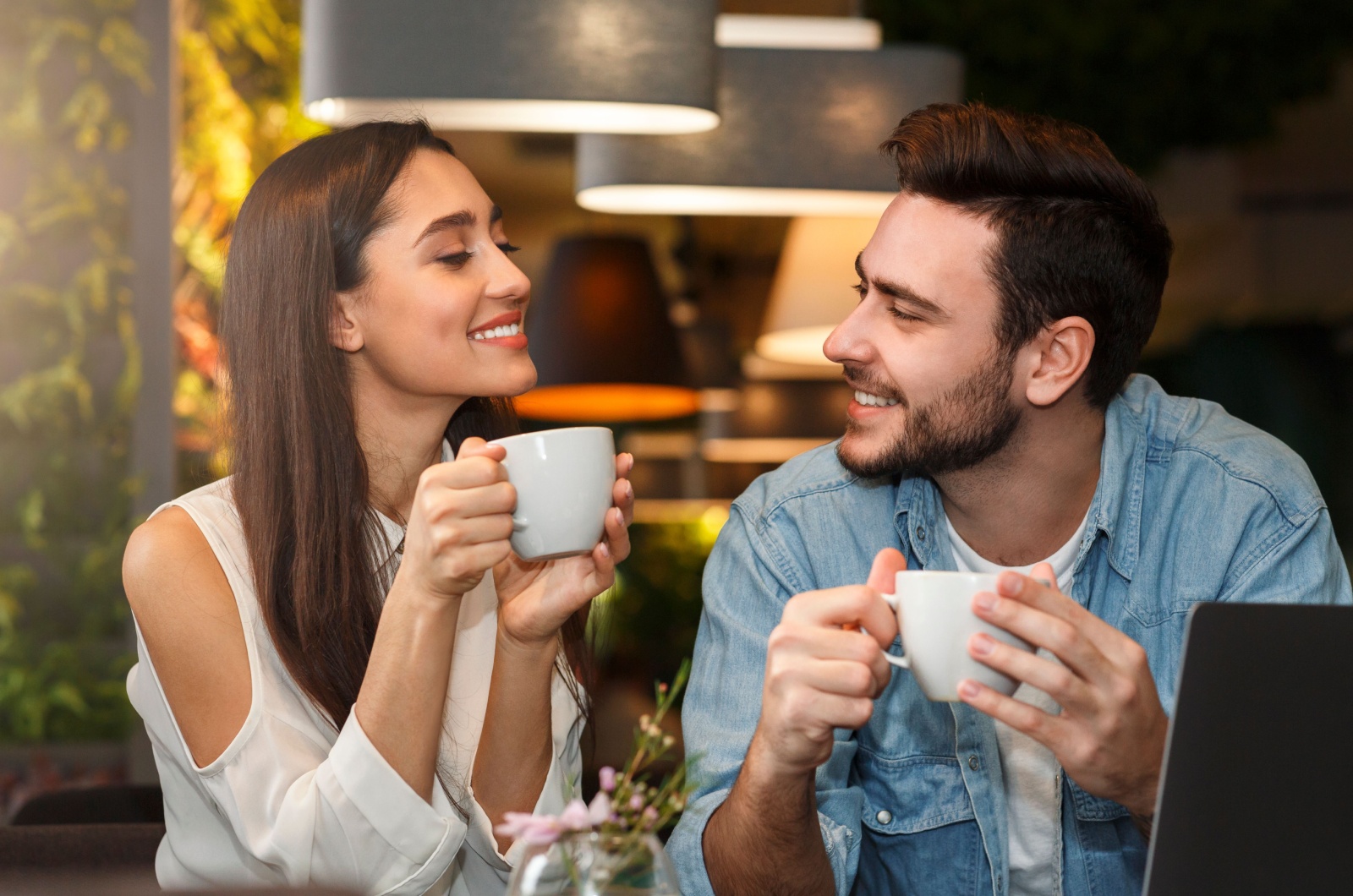 Mann und Frau trinken einen Kaffee