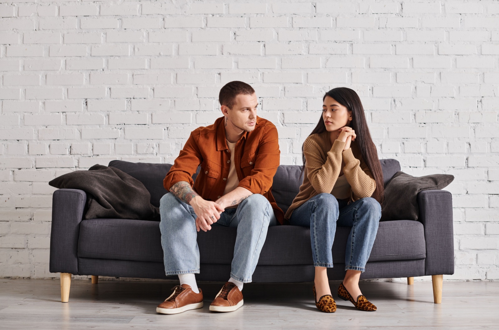 Paar sitzt auf der Couch